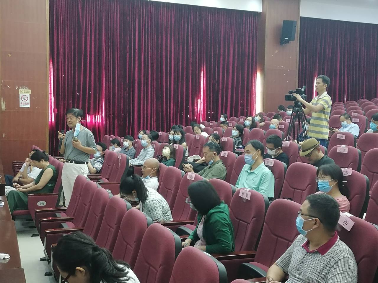 卫建国老师与专家进行交流互动