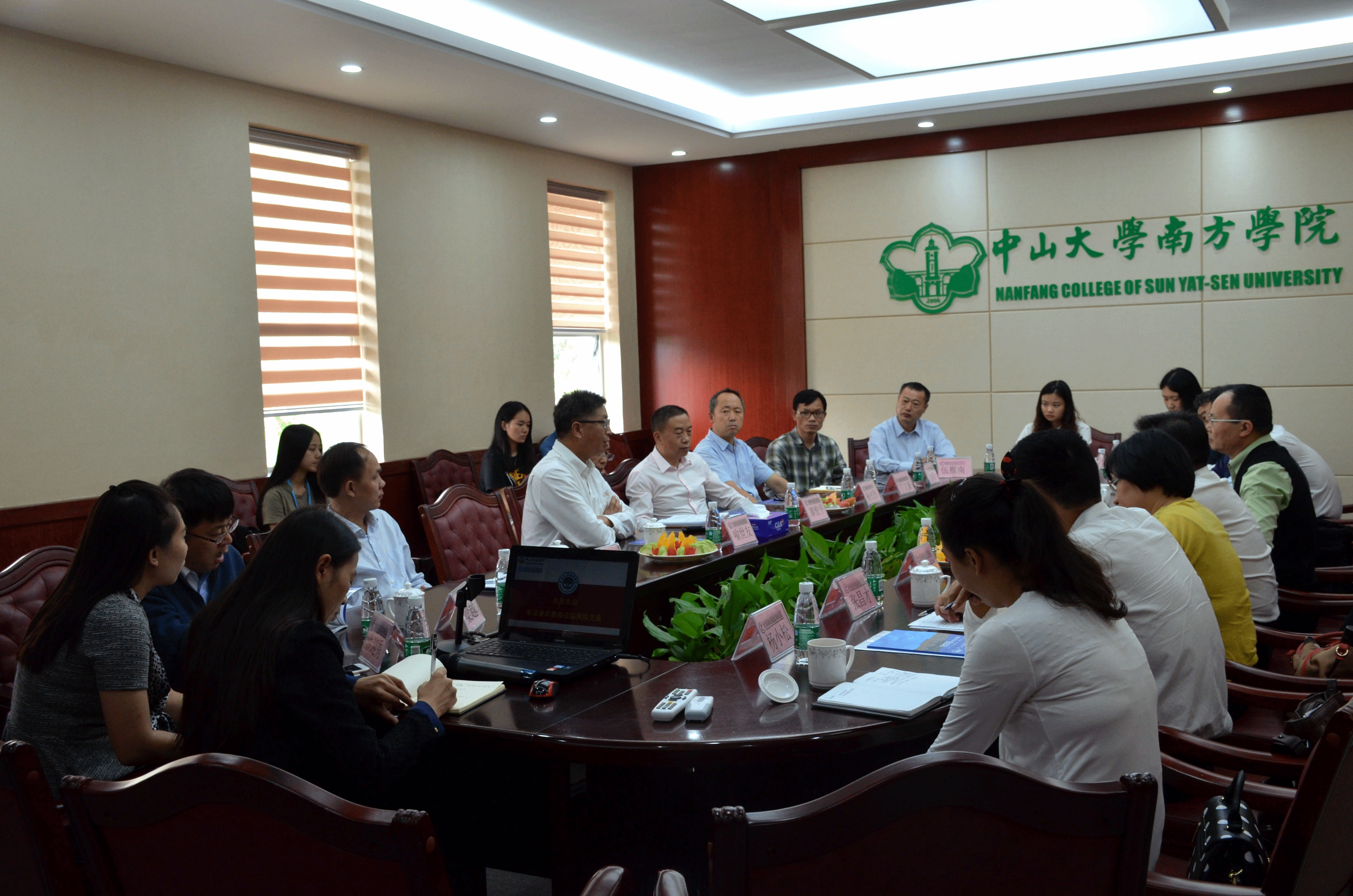 创新教育培养人才我院兼职教师聘任仪式的照片